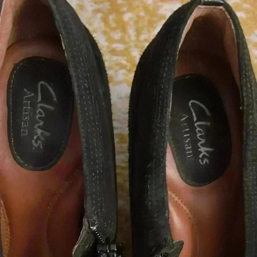 Clarks tige de cuir suede embroidered size, zipper heels, 7.5